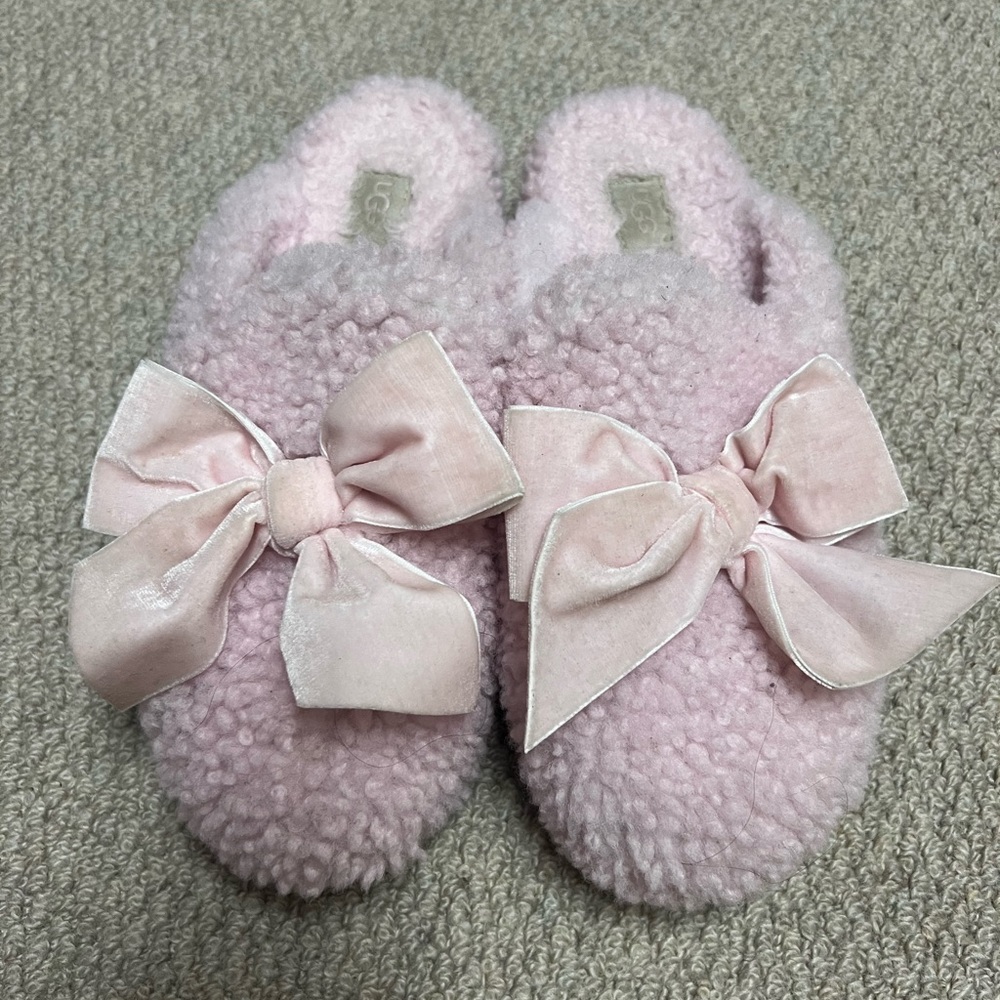 Pink bow ugg slippers size 8
